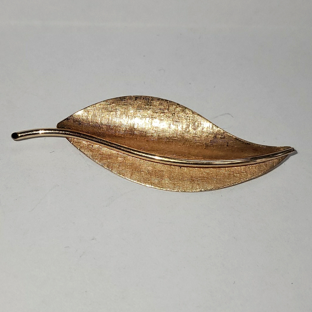 Vandell golden leaf brooch